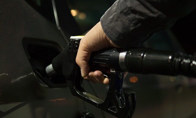 Czy trzeba gasić auto podczas tankowania?