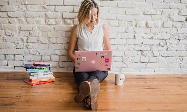 Co lepsze na podłogę gres czy płytki?